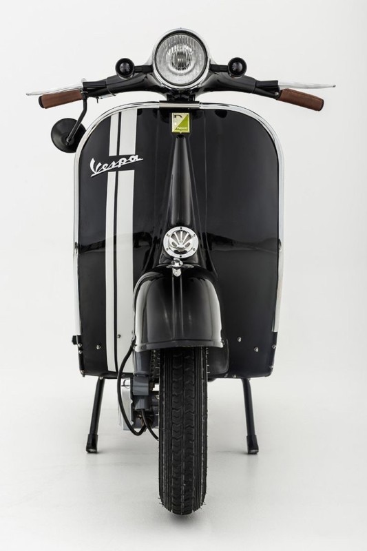 Vespa VBB 1965 , noire , entièrement restaurée – Icône vintage personnalisée en finition , proche de bordeaux