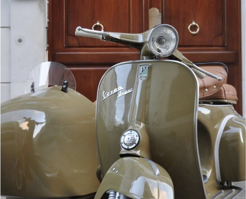 le Sidecar de la vespazienne au service des entreprises pour leur communication . Paris 