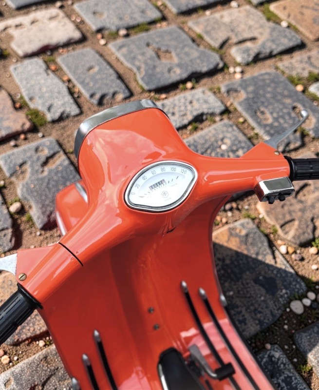 Vespa Sprint 1967 Orange d’Origine : La Renaissance d’une Icône Italienne Restaurée par La Vespazienne, Antibes , carte grise de collection, restauration complète. vintage 