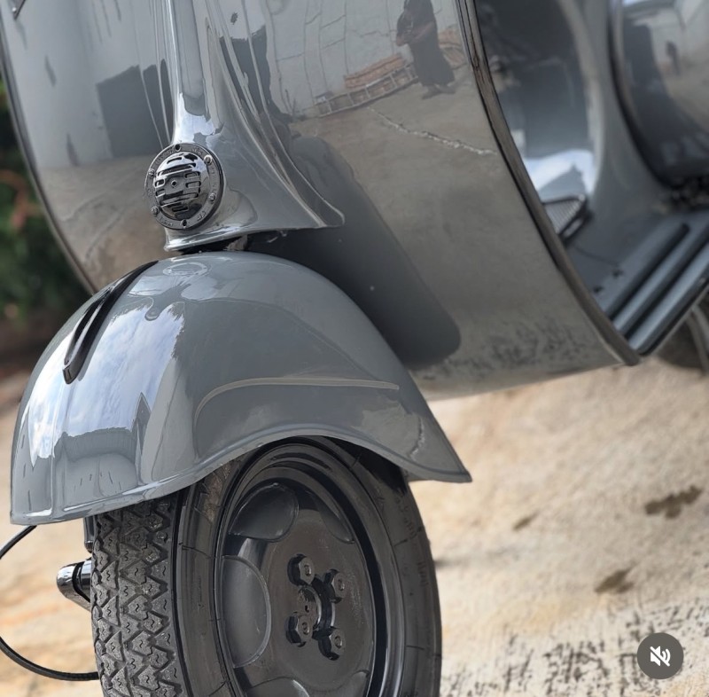 combo Gris Souris & Black Intense sur une Vespa VBB 150 , carte grise de collection, Paris
