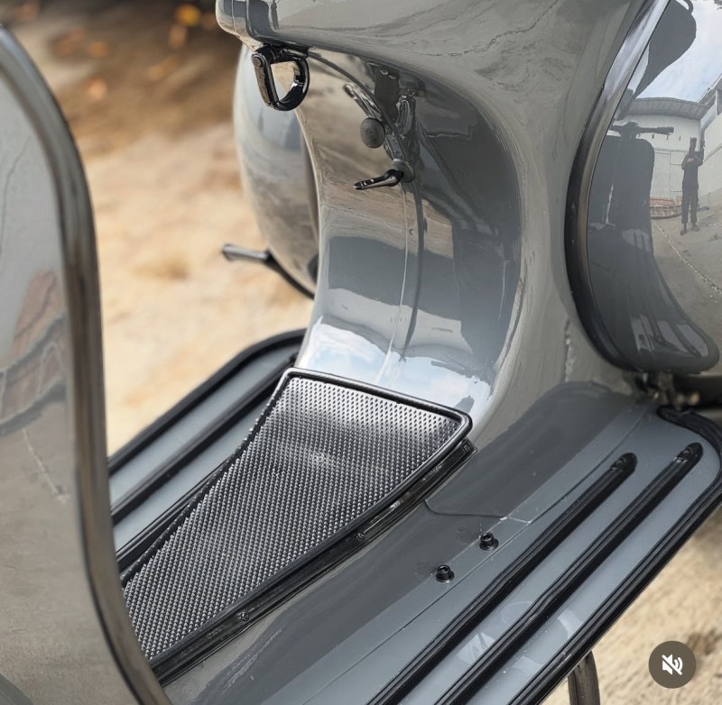 combo Gris Souris & Black Intense sur une Vespa VBB 150 , carte grise de collection, Paris