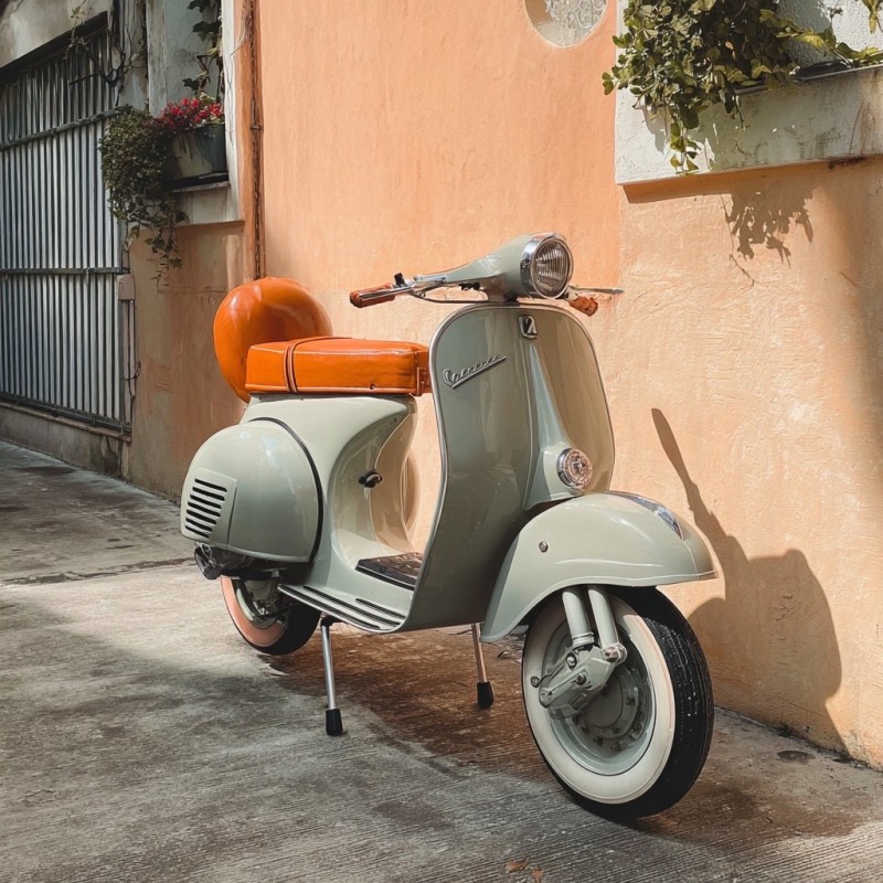Vespa Gris Perle & Orange Hermès : Quand le luxe français rencontre l’icône italienne, Paris , carte grise collection, restauration complète 