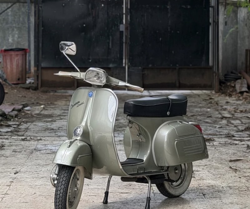 Vespa Sprint 1969 gris subtil : restauration haut de gamme par La Vespazienne, carte grise collection, restauration complète, Biarritz 