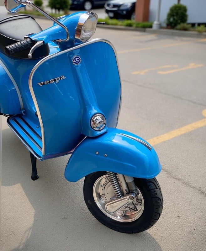 vespa 150 super , année 71 , bleu électrique, restauration complète, certificat d’authenticité Piaggio, proche de limoges .