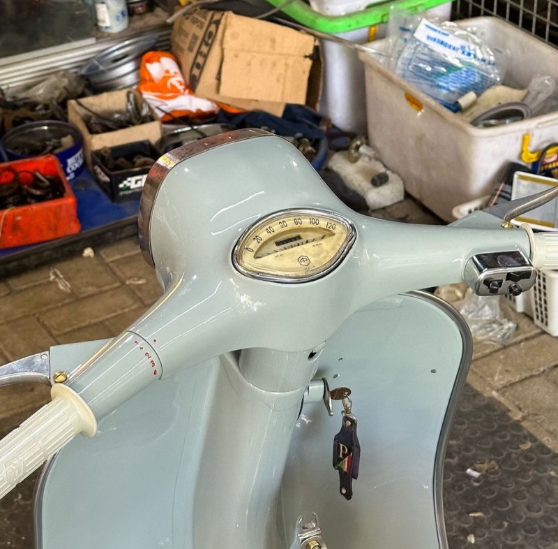 Vespa sprint 1971 entièrement restaurée , certifiée originale, carte grise française de  collection, proche de Antibes 