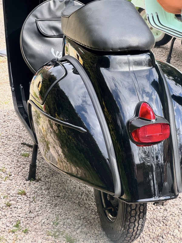 ⚫ Vespa All Black sur mesure – L’icône italienne réinventée par @lavespazienne, disponible immédiatement, carte grise collection 