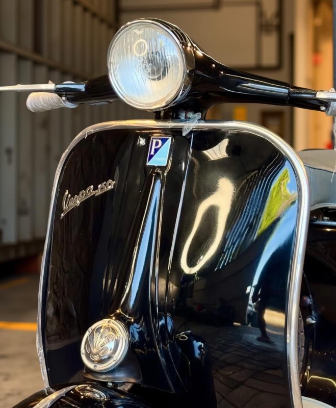 vespa VBB 1965 , all black, proche de Paris . restauration complète, certificat d origine piaggio , carte grise de collection