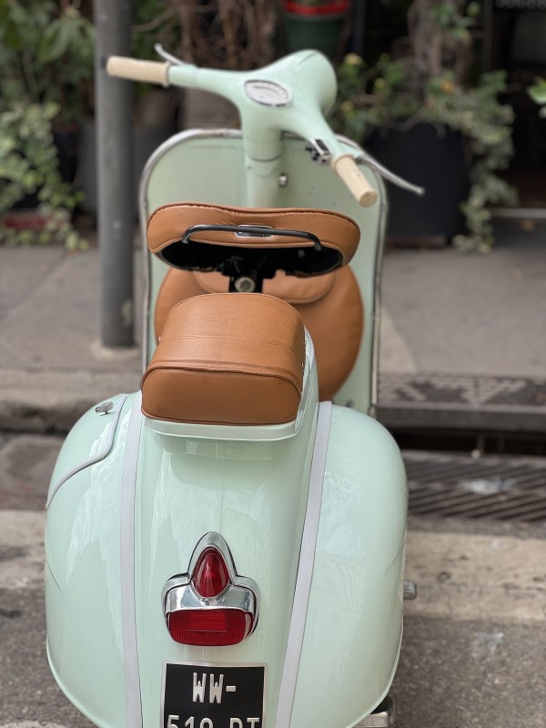 vespa VNB 63 , entièrement restaurée, proche de Aix en Provence, carte grise collection 