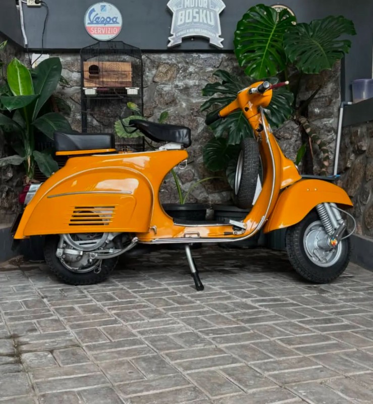 vespa super 66 entièrement restaurée , certificat d’authenticité et collection, carte grise française collection proche de limoges 