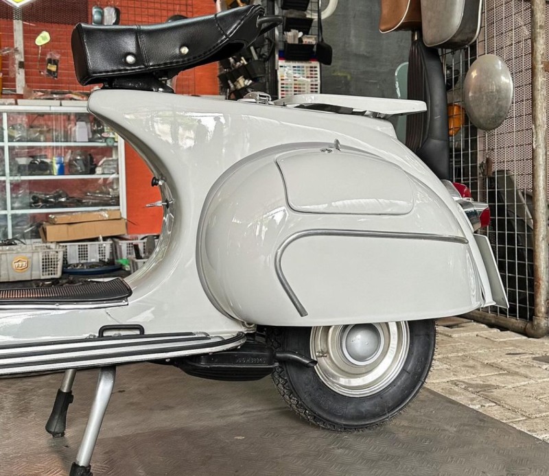 vespa VBB entièrement restaurée , livrée sur paris . carte grise française collection 