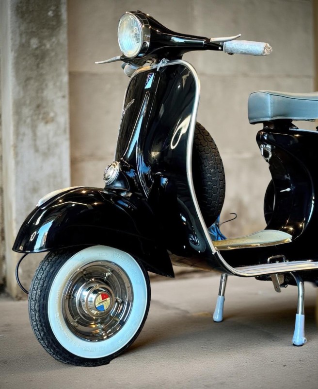 vespa VBB 1965 , all black, proche de Paris . restauration complète, certificat d origine piaggio , carte grise de collection