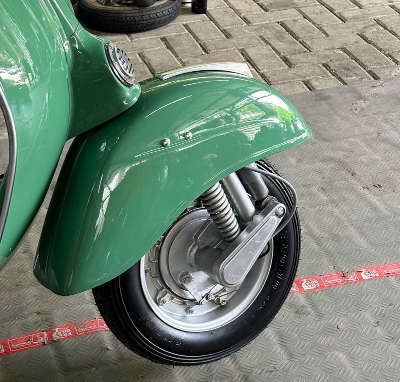 vespa sprint véloce ,Année 75 , entièrement restaurée, proche de Biarritz, carte grise collection il