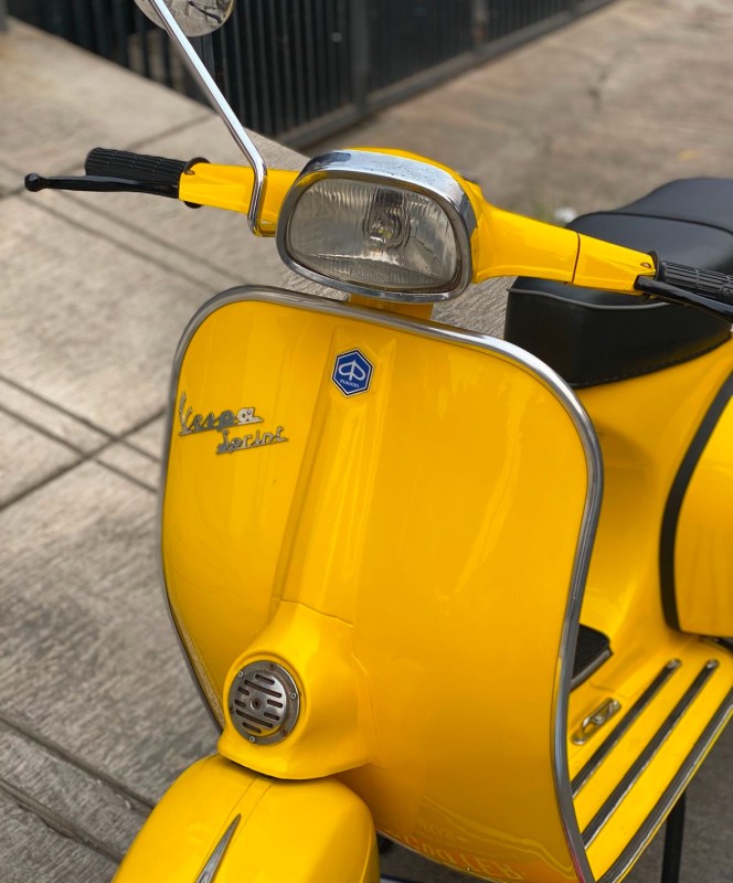 restauration personnalisée d une vespa sprint proche de Rennes. carte grise collection 