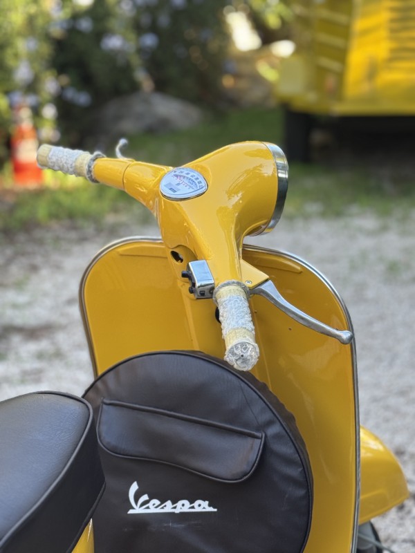 vespa super jaune positano prête à être livrée . proche de paris, carte grise collection. 