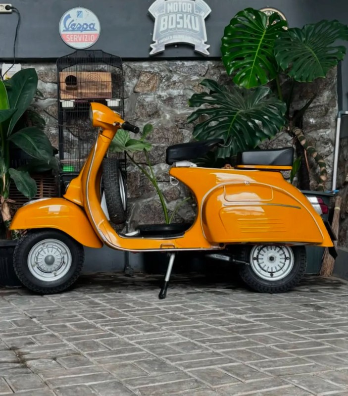 vespa super 66 entièrement restaurée , certificat d’authenticité et collection, carte grise française collection proche de limoges 