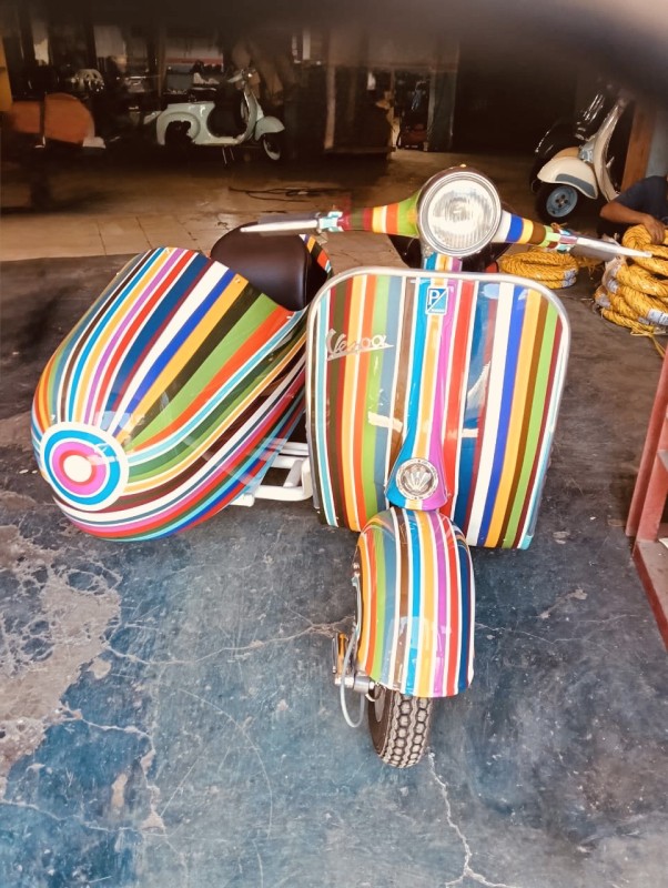 Vespa Custom : Quand l’Art Rencontre la Légende Italienne

Une Vespa Unique Qui Fait Tourner Toutes les Têtes, restauration complète, carte grise collection,Paris 