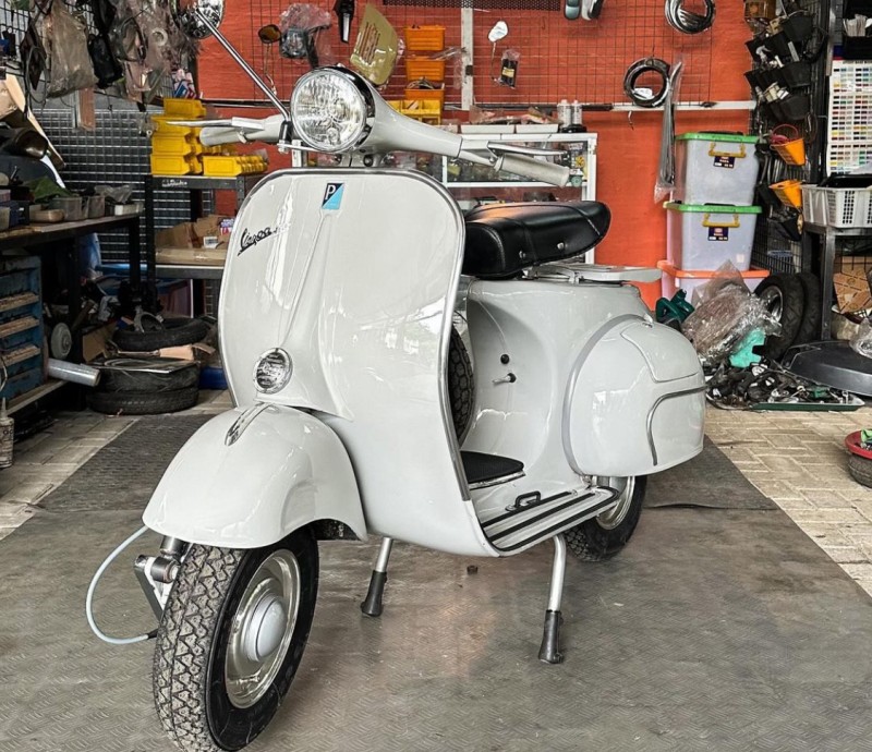 vespa VBB entièrement restaurée , livrée sur paris . carte grise française collection 