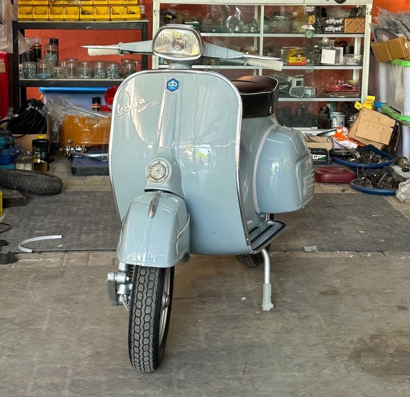 Vespa sprint 1971 entièrement restaurée , certifiée originale, carte grise française de  collection, proche de Antibes 