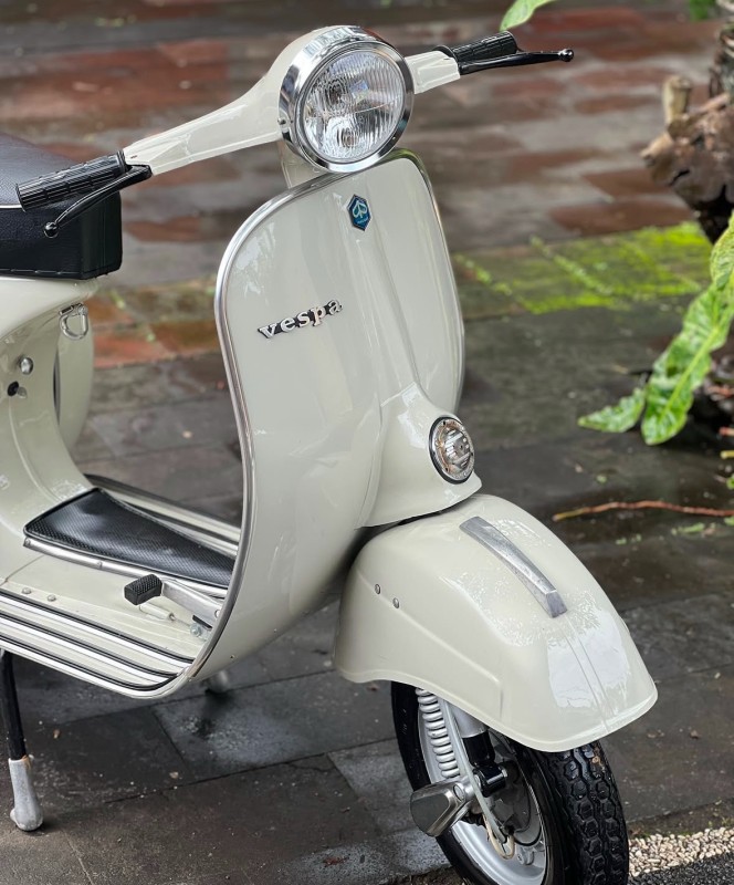 vespa sprint véloce ,150cc , entièrement restaurée proche de Paris . carte grise collection. livraison 