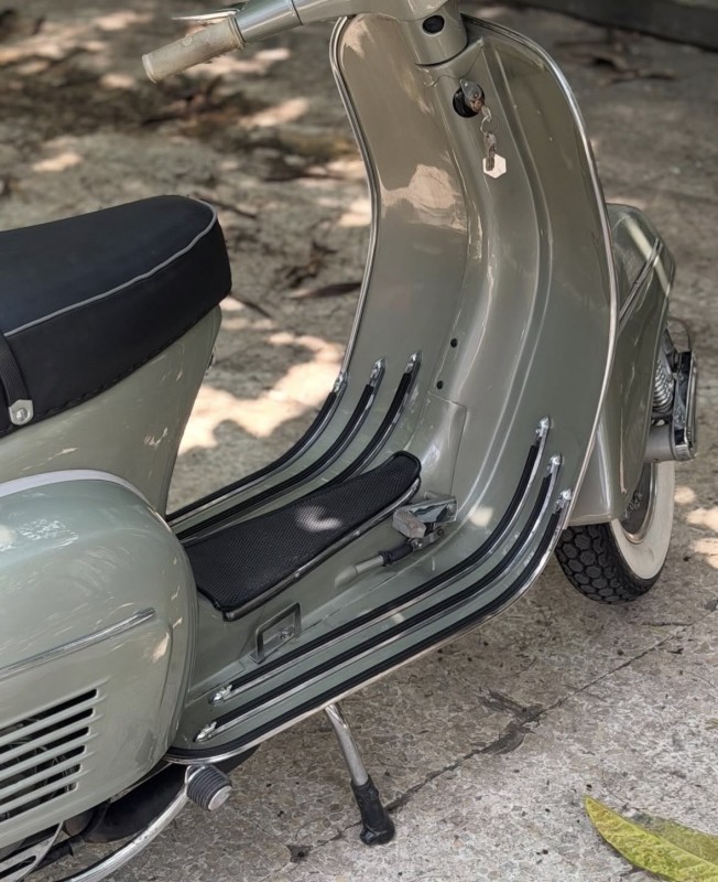 Vespa Sprint 1969 gris subtil : restauration haut de gamme par La Vespazienne, carte grise collection, restauration complète, Biarritz 