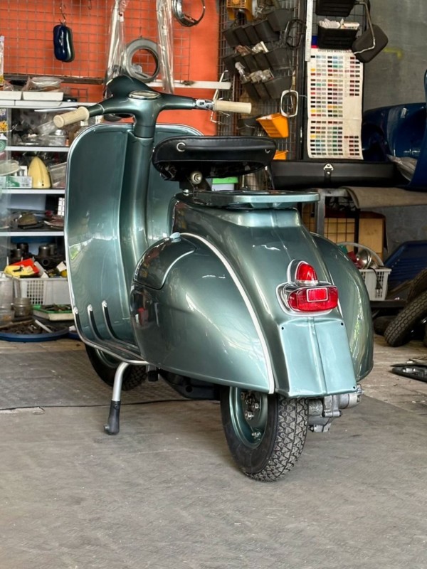 vespa VBB 150cc de 1965 entièrement restaurée proche de Lyon . carte grise française de collection