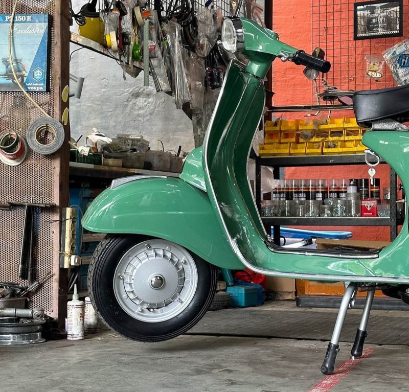 vespa sprint véloce ,Année 75 , entièrement restaurée, proche de Biarritz, carte grise collection il