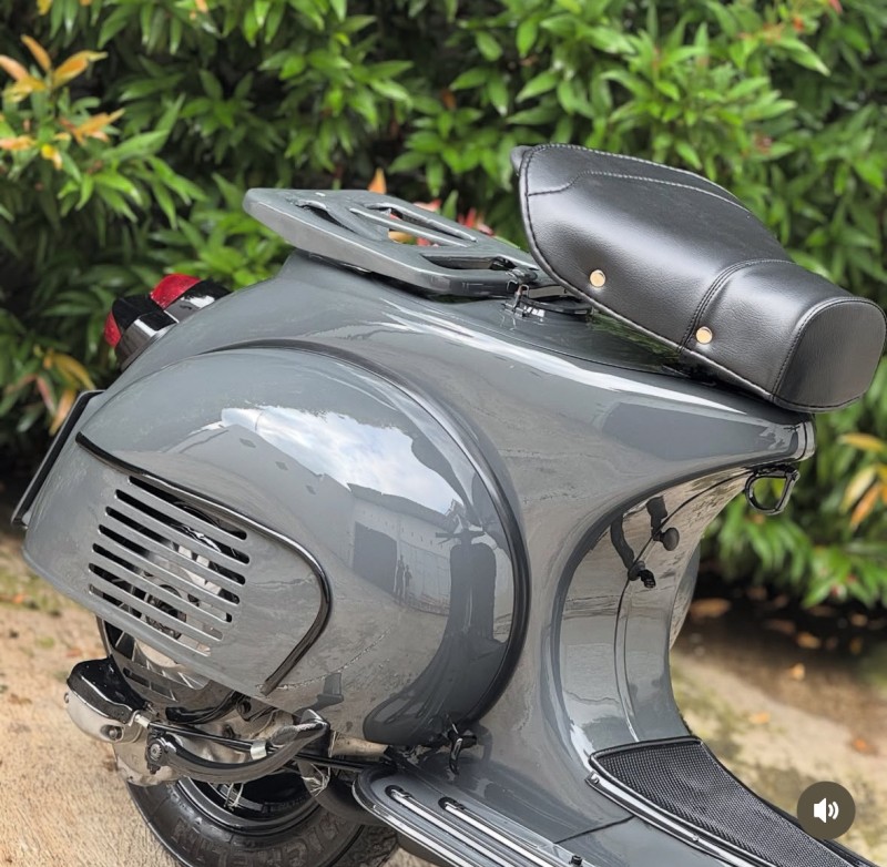 combo Gris Souris & Black Intense sur une Vespa VBB 150 , carte grise de collection, Paris