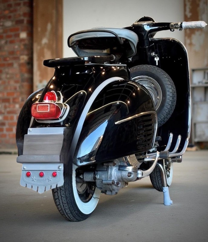 vespa VBB 1965 , all black, proche de Paris . restauration complète, certificat d origine piaggio , carte grise de collection