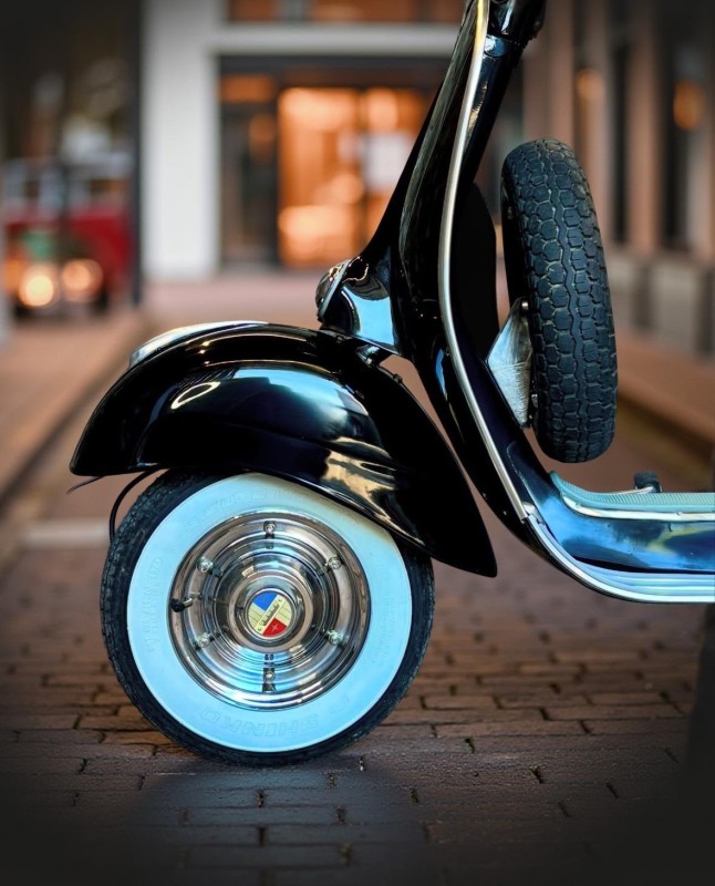 vespa VBB 1965 , all black, proche de Paris . restauration complète, certificat d origine piaggio , carte grise de collection