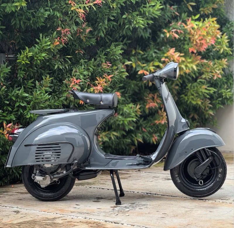 combo Gris Souris & Black Intense sur une Vespa VBB 150 , carte grise de collection, Paris