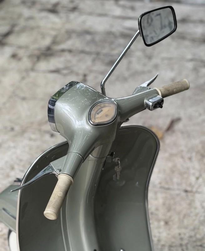 Vespa Sprint 1969 gris subtil : restauration haut de gamme par La Vespazienne, carte grise collection, restauration complète, Biarritz 
