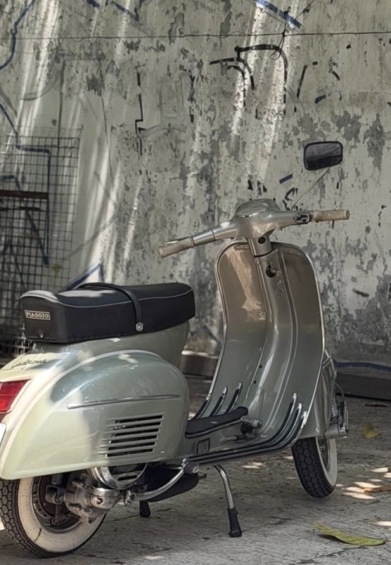 Vespa Sprint 1969 gris subtil : restauration haut de gamme par La Vespazienne, carte grise collection, restauration complète, Biarritz 