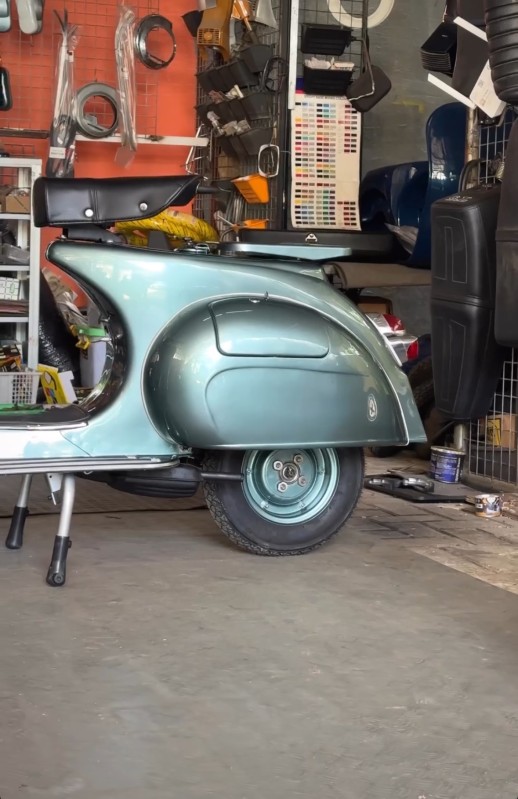 vespa VBB 150cc de 1965 entièrement restaurée proche de Lyon . carte grise française de collection