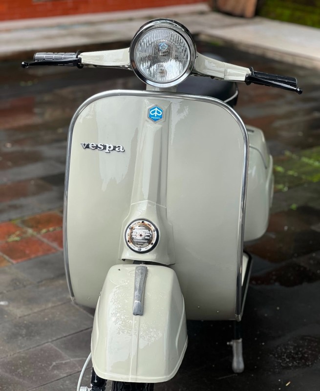 vespa sprint véloce ,150cc , entièrement restaurée proche de Paris . carte grise collection. livraison 