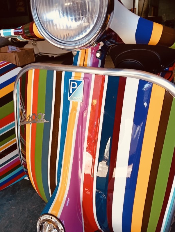 Vespa Custom : Quand l’Art Rencontre la Légende Italienne

Une Vespa Unique Qui Fait Tourner Toutes les Têtes, restauration complète, carte grise collection,Paris 