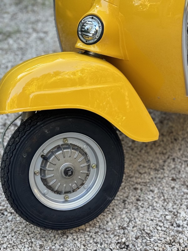 vespa super jaune positano prête à être livrée . proche de paris, carte grise collection. 