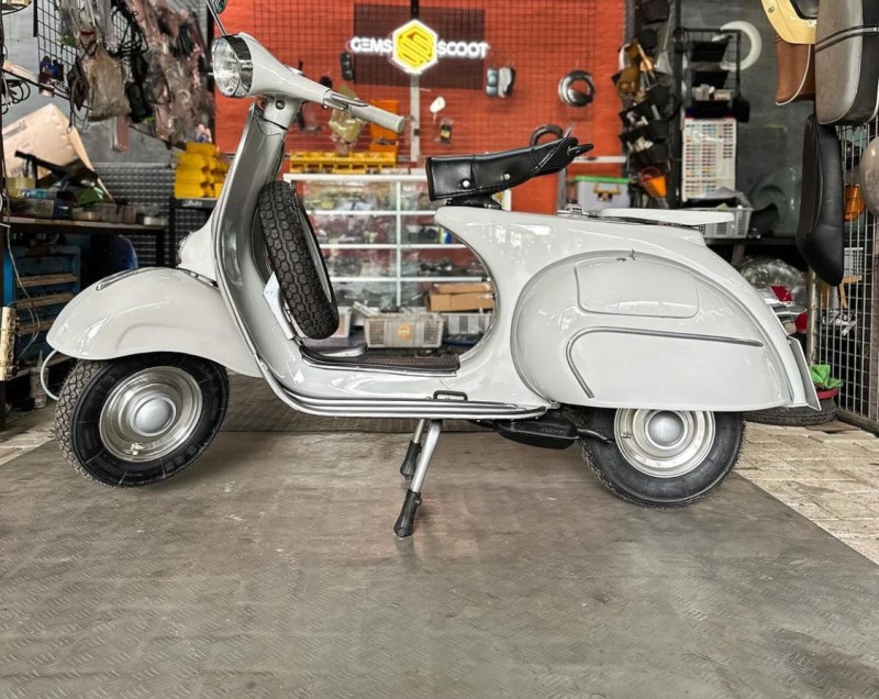 vespa VBB entièrement restaurée , livrée sur paris . carte grise française collection 