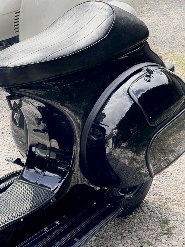 ⚫ Vespa All Black sur mesure – L’icône italienne réinventée par @lavespazienne, disponible immédiatement, carte grise collection 