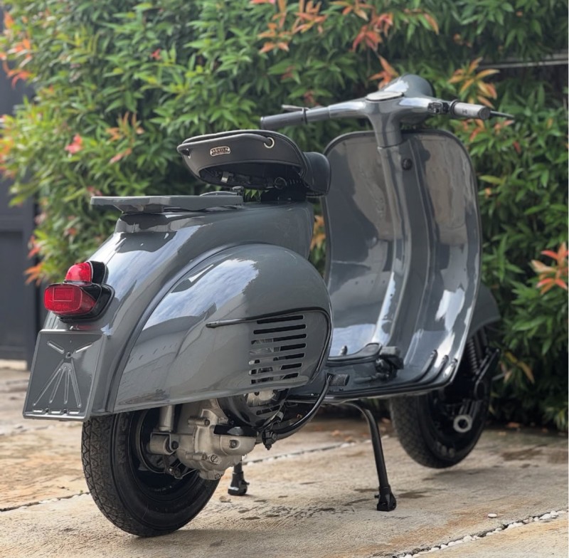 combo Gris Souris & Black Intense sur une Vespa VBB 150 , carte grise de collection, Paris