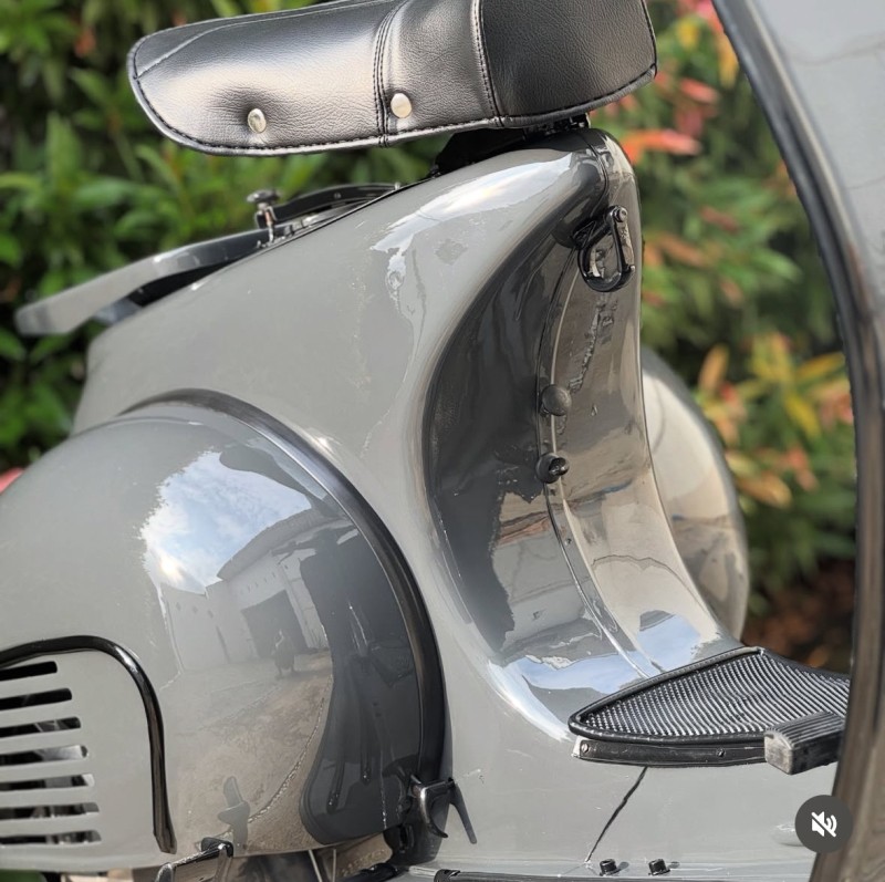 combo Gris Souris & Black Intense sur une Vespa VBB 150 , carte grise de collection, Paris