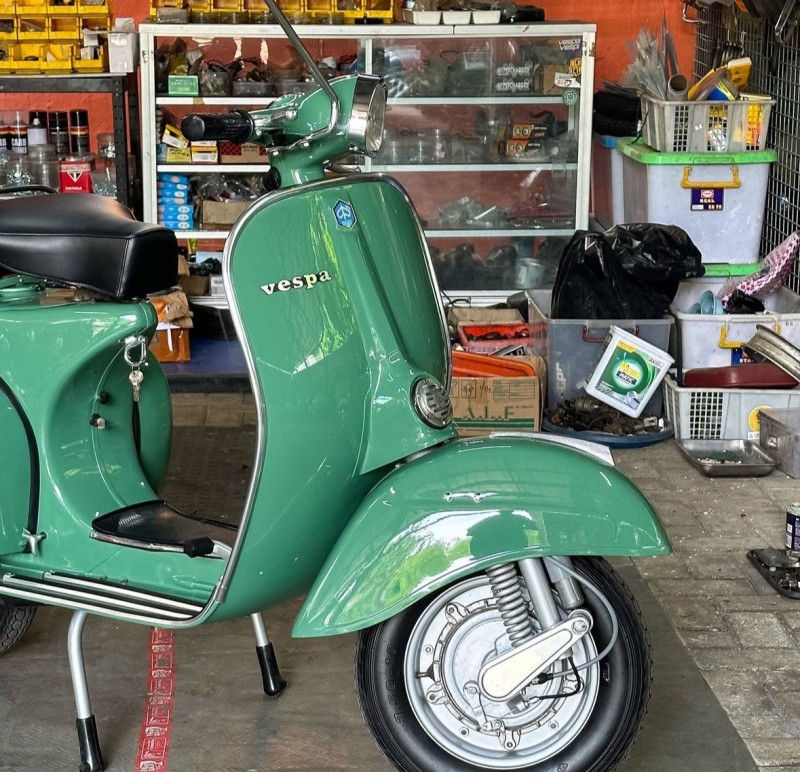 vespa sprint véloce ,Année 75 , entièrement restaurée, proche de Biarritz, carte grise collection il