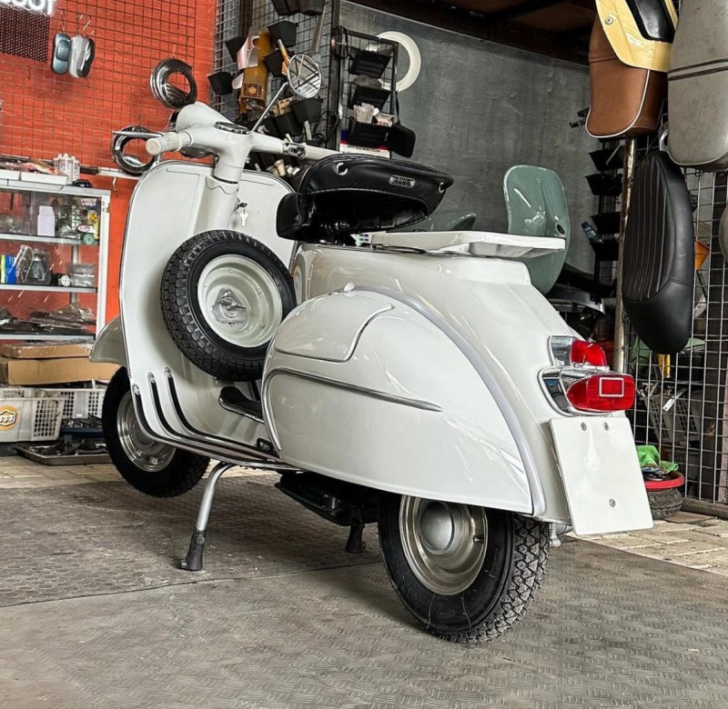 vespa VBB entièrement restaurée , livrée sur paris . carte grise française collection 