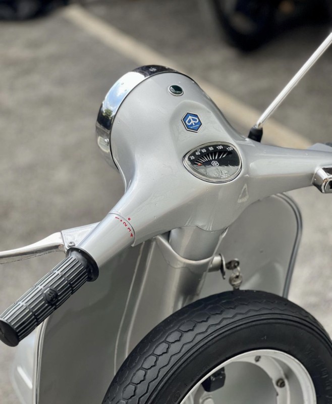 Vespa sprint 1974 , silver , carte grise française collection, à vendre proche de Monaco 