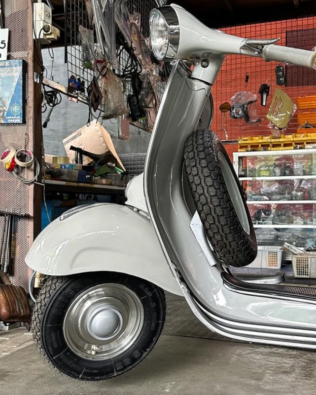 vespa VBB entièrement restaurée , livrée sur paris . carte grise française collection 