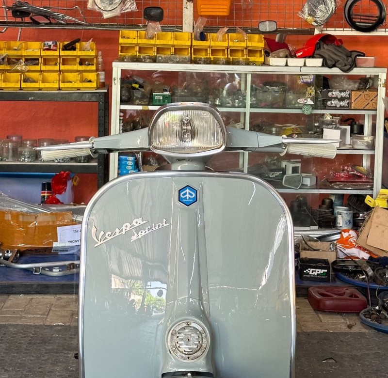 Vespa sprint 1971 entièrement restaurée , certifiée originale, carte grise française de  collection, proche de Antibes 